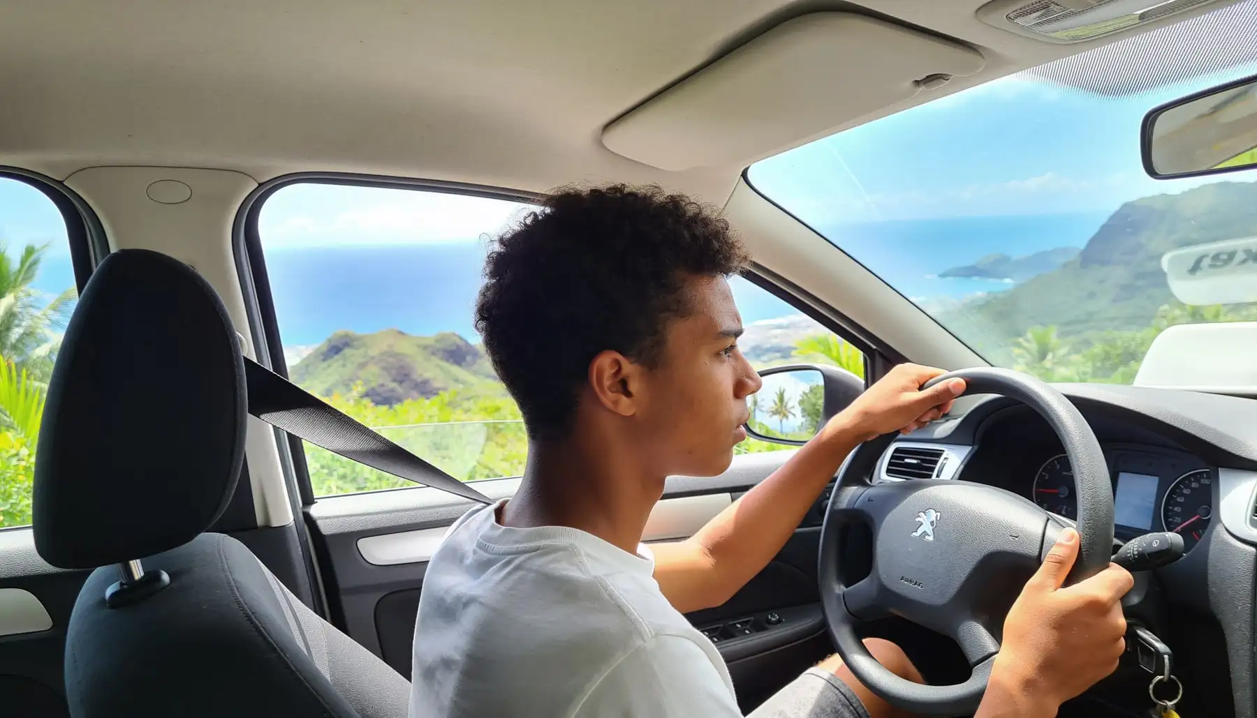 Élève au volant, ceinture attachée, regard sur la route