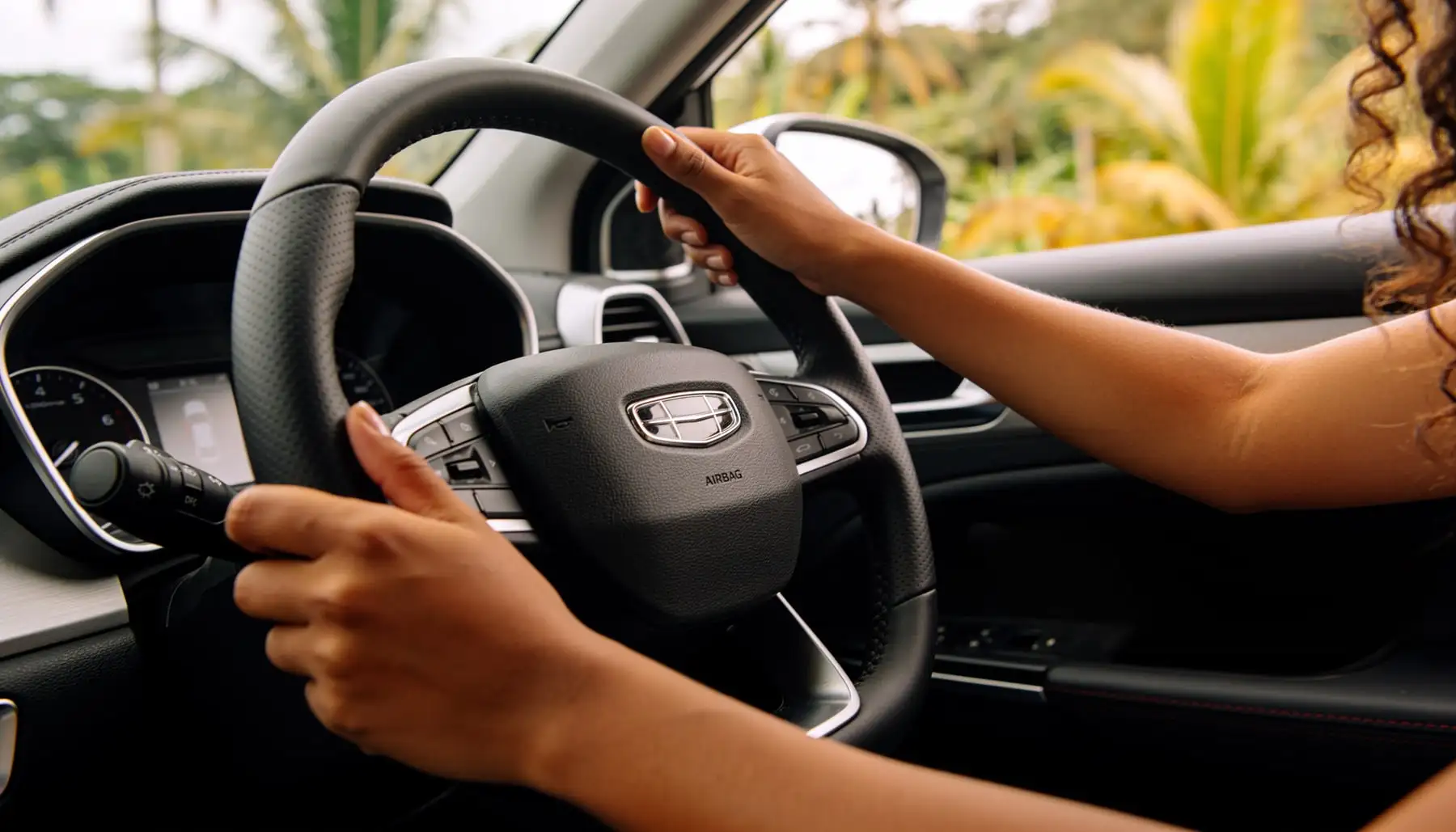 Mains posées sur le volant pendant une leçon de conduite